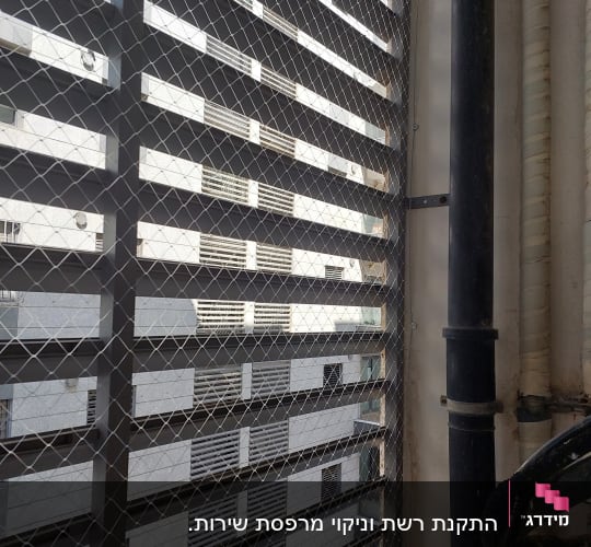 רשת מתכת מותקנת על חלון למניעת כניסת יונים